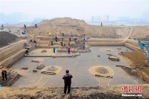 Archaeologists are clearing up the tomb complex that was discovered in Beijing's Daxing district. (Photo: Chinanews.com)