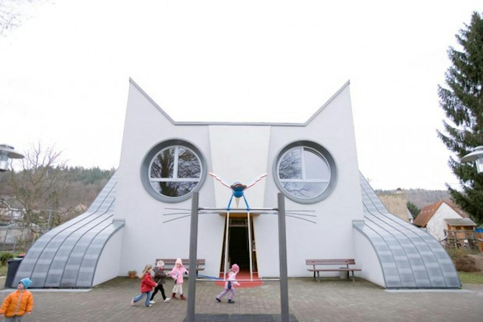 Unusual schools. Детский сад в форме кота Германия. Здание кошка в Германии Карлсруэ. Школа в Германии в виде кошки. Детский сад в виде кота в Германии.