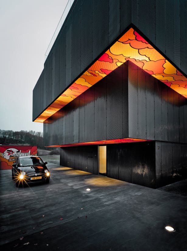 The architecture incorporated the art within: yellow, orange and red cloud images sometimes appear on the bottom of the overhanged volumes; peculiar figures emerge on the loggias’ backgrounds. The art emphasizes the formal play of volumes: while sliding, they leave space for the organic sketches and eccentric colors. The anticipated equilibrium between the landscape of the building and the artistic interpretation is in such a way endorsed. 