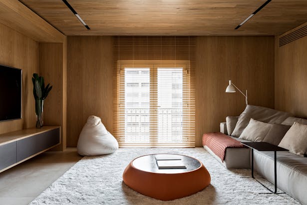 In the home theater, the wood lining makes the residents feel “hugged” while relaxing