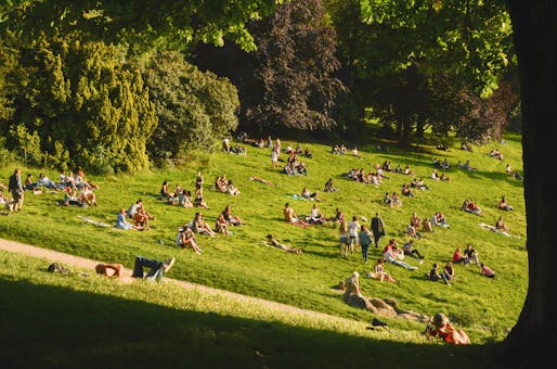 Parisians in the Buttes du Chaumont. Image courtesy Cristiano Medeiros Dalbem via Flickr (CC BY 2.0)
