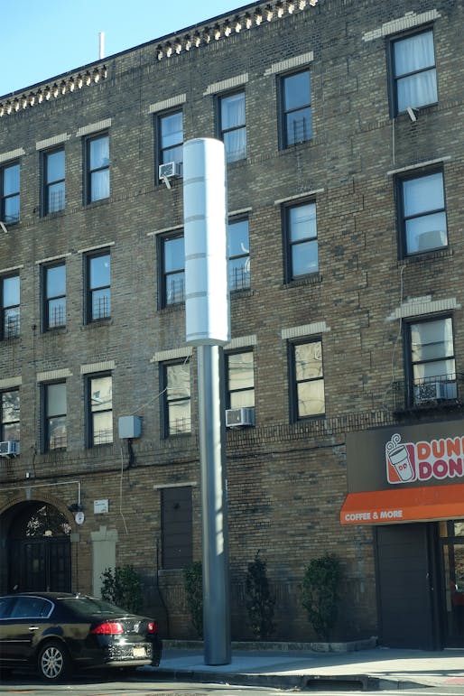 A new tower installed in Crown Heights, Brooklyn. Image courtesy Wikimedia Commons user Tdorante10 (CC BY-S.A. 4.0)