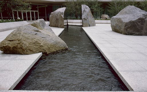 Elyn Zimmerman's 1984 sculptural landscape installation <em>MARABAR</em> at the National Geographic Society headquarters in Washington D.C. Image: Ezimmermanstudio/Wikimedia Commons