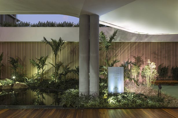Benedito Abbud's landscaping stands out for the vertical gardens installed on the facades of the balconies, and also for the harmonization between tropical species, such as short-stature palm trees, and the native ones, such as Adam's rib, positioned on the ground floor.