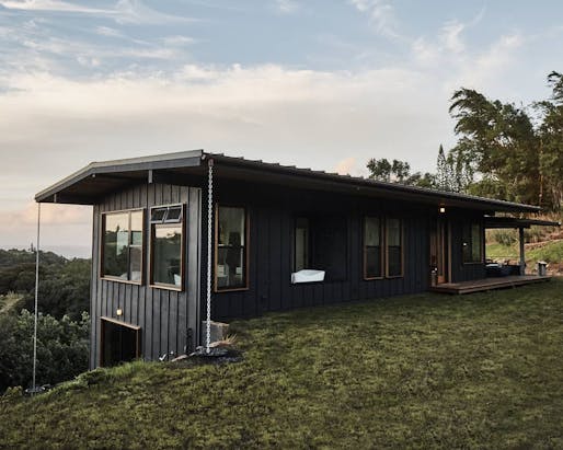 Off-grid house by Hawaii Off-Grid Architecture and Engineering. Photo via <a href=" https://www.instagram.com/p/BokWd3xF8Tf/"> rbw_studio / Instagram </a>