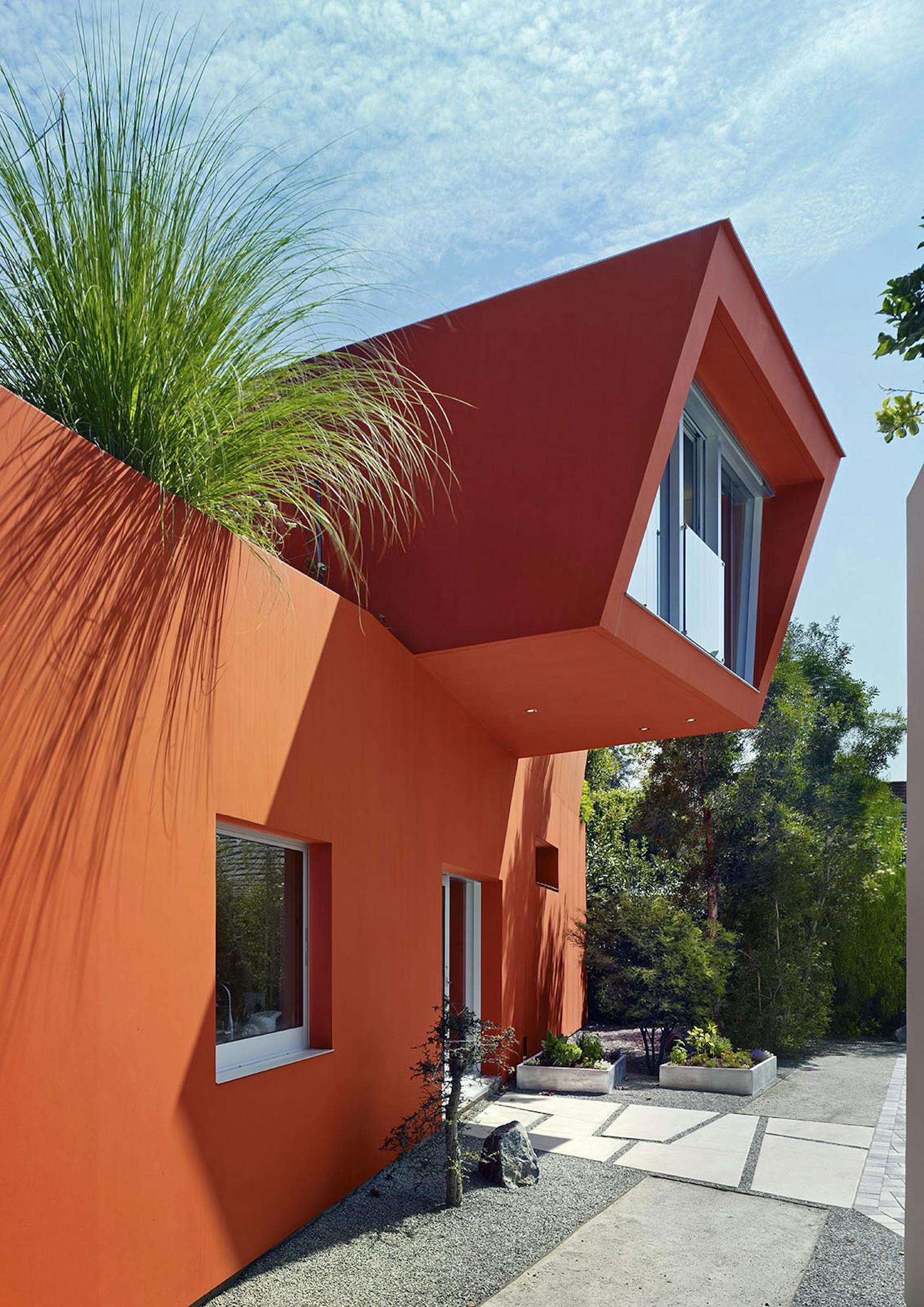 Дом в красочном. Яркие фасады домов. Оранжевые фасады домов. Яркие домики. Необычные фасады домов.
