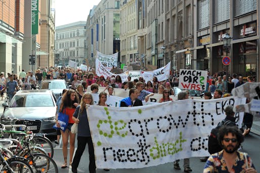 A demonstration at the end of the 4th International Conference on Degrowth, Leipzig, 2014. Image <a href="https://fr.m.wikipedia.org/wiki/Fichier:Degrowth-2014-leipzig-demonstration-3-klimagerechtigkeit-leipzig.jpg">courtesy of Wikimedia Commons user danyonited. (CC BY-SA 3.0 DE)</a>.
