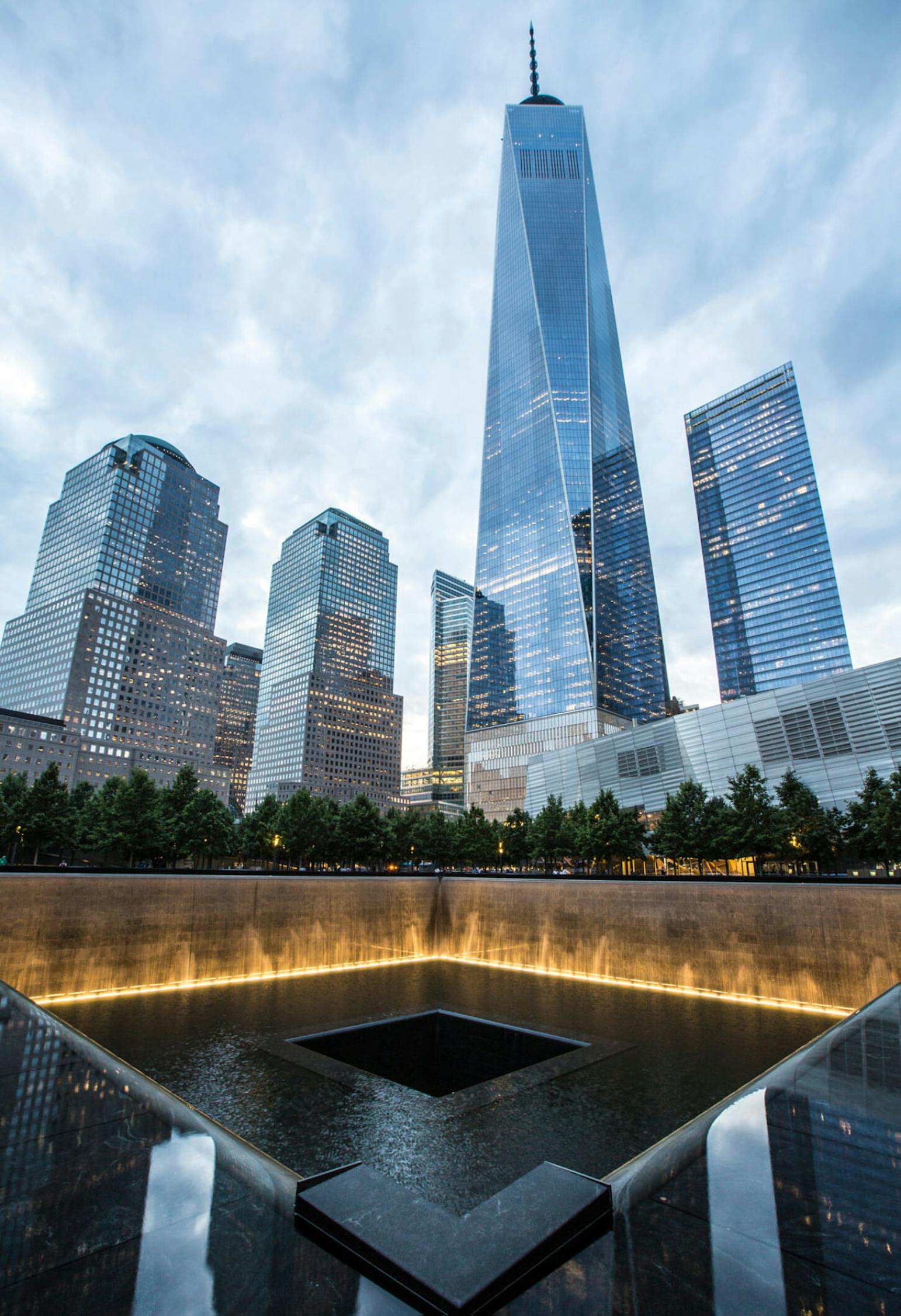 Небоскреб 11. Мемориал 9/11 в Нью-Йорке. Мемориал башни Близнецы в Нью-Йорке. Мемориал 11 сентября. Башни Близнецы 11 сентября мемориал.