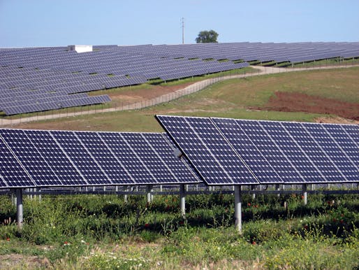 Image: <a href="https://commons.wikimedia.org/wiki/File:SolarPowerPlantSerpa.jpg">Wikimedia Commons</a>
