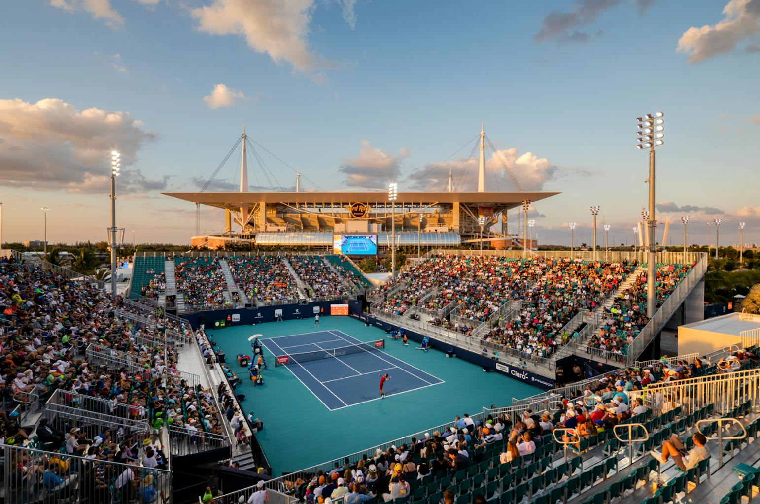 Теннис стадион. Теннисный корт Майами. Хард рок Стэдиум Майами. Miami open 2022. Стадион Хард рок Майами.