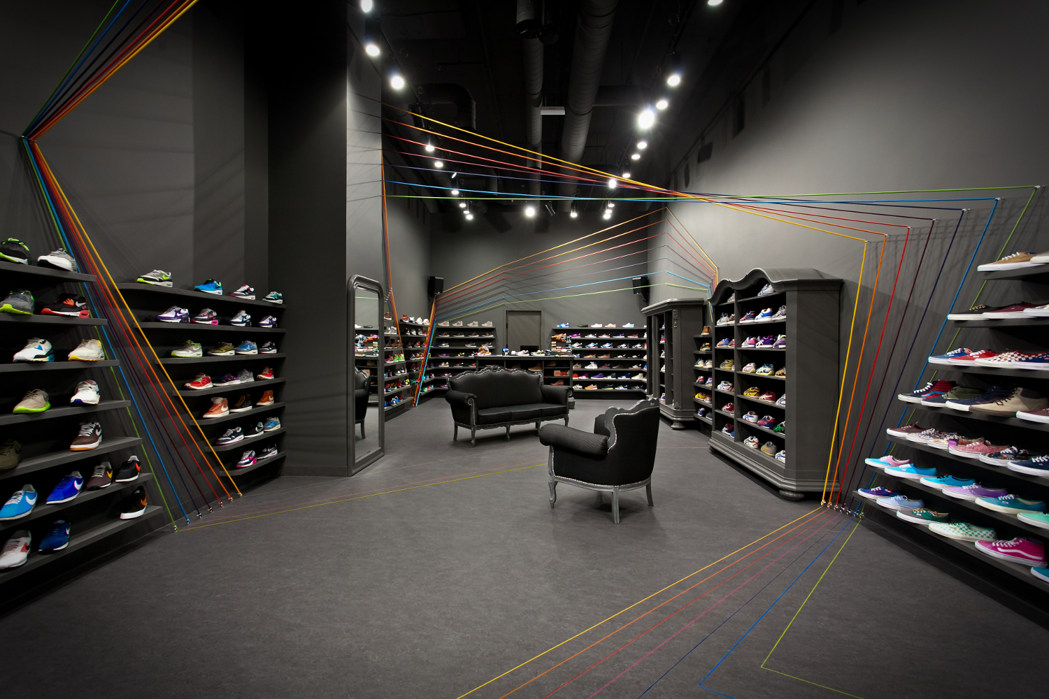 Новый магазин кроссовок. Интерьер магазина спортивной обуви. Дизайн магазина кроссовок. Магазин кроссовок дизайн интерьера. Интерьер торгового зала.