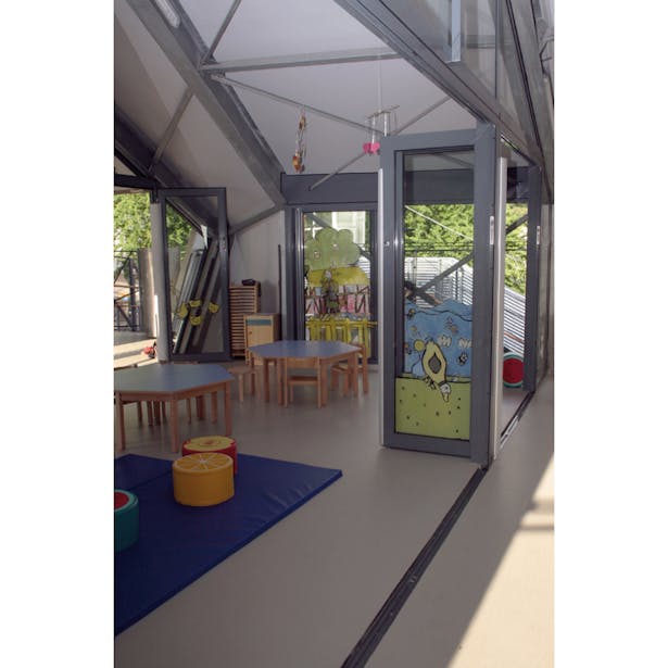 The folding glass doors allow a large circulation of air and a continuity between inside and outside