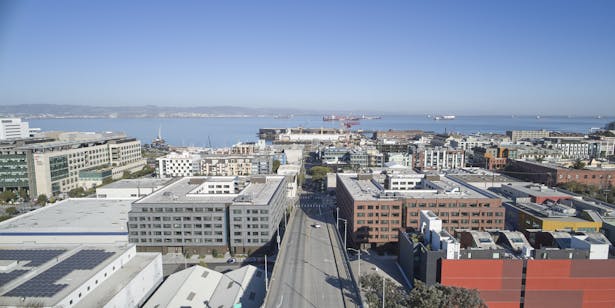 The design team collaborated with UCSF and community stakeholders to bring the complex into harmony with a neighborhood sensitive to development and overbuilding. The resulting six-story, 58-foot-tall buildings use setbacks, insets, and planted perimeters to reinforce and evolve the rhythm and eclectic character of this formerly industrial neighborhood. | © Bruce Damonte