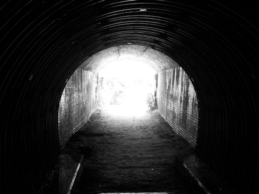 Произведение увидело свет. Свет в конце тоннеля. В конце туннеля. Вижу свет в конце тоннеля. Виден свет в конце тоннеля.