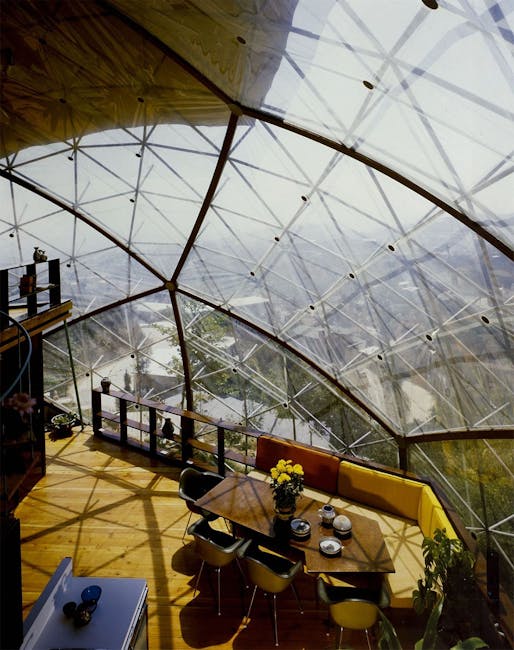 Interior of Bernard Judge's 1962 Triponent House in the Hollywood Hills. Image via <a href="http://www.bubblemania.fr/en/architecture-bulle-dome-bubble-house-by-bernard-judge-1931/">BubbleMania</a>.