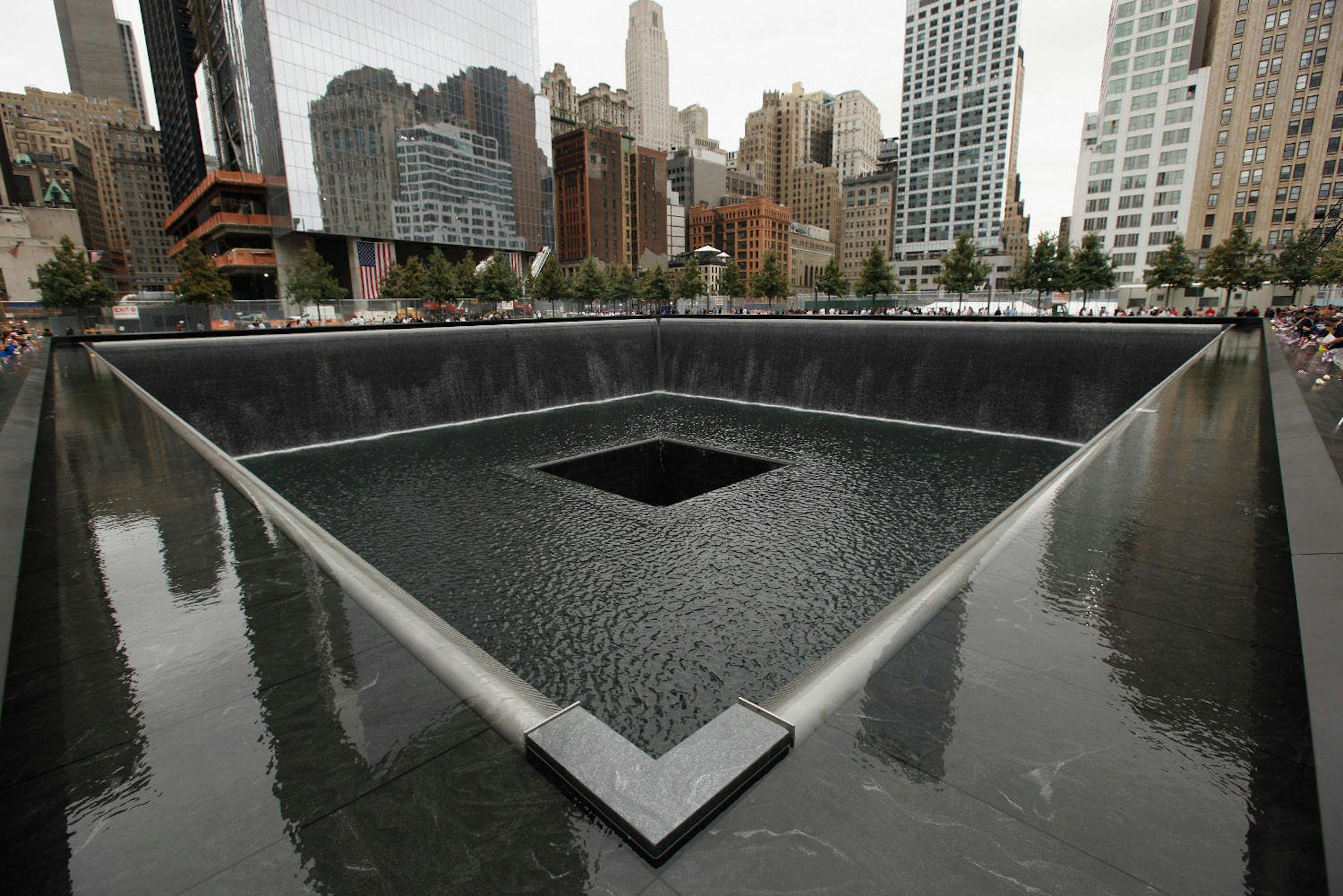 Память 9 11. Мемориал ВТЦ В Нью-Йорке. Башни Близнецы 11 сентября мемориал. Мемориал 9/11 в Нью-Йорке. Мемориал Граунд Зеро в Нью-Йорке.