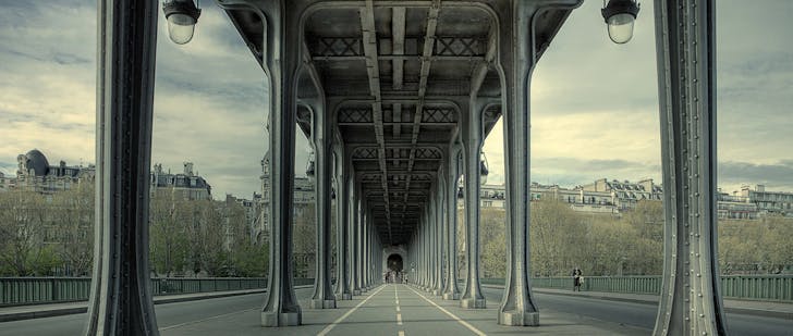 I cross it everday! (Pont de Bir-Hakeim, Paris 2011) © Simon Gardiner