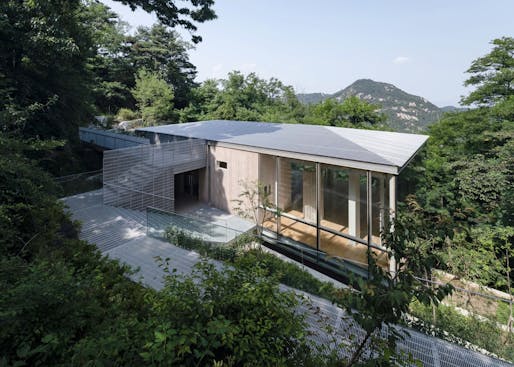 Excellence Prize:​​​​​ Inwang Guard Post Forest Retreat by Cho Nam-ho, Soltozibin Architects. Photo: Kim Yong-soon​.​