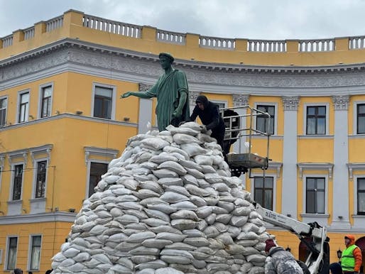 The Monument to Duc de Richelieu in the Ukrainian port city of Odesa covered by sandbags, March 2022. Image courtesy Olanrewaju Lasisi via <a href="https://twitter.com/lasisilanre1/status/1501820216166203392">Twitter</a>.