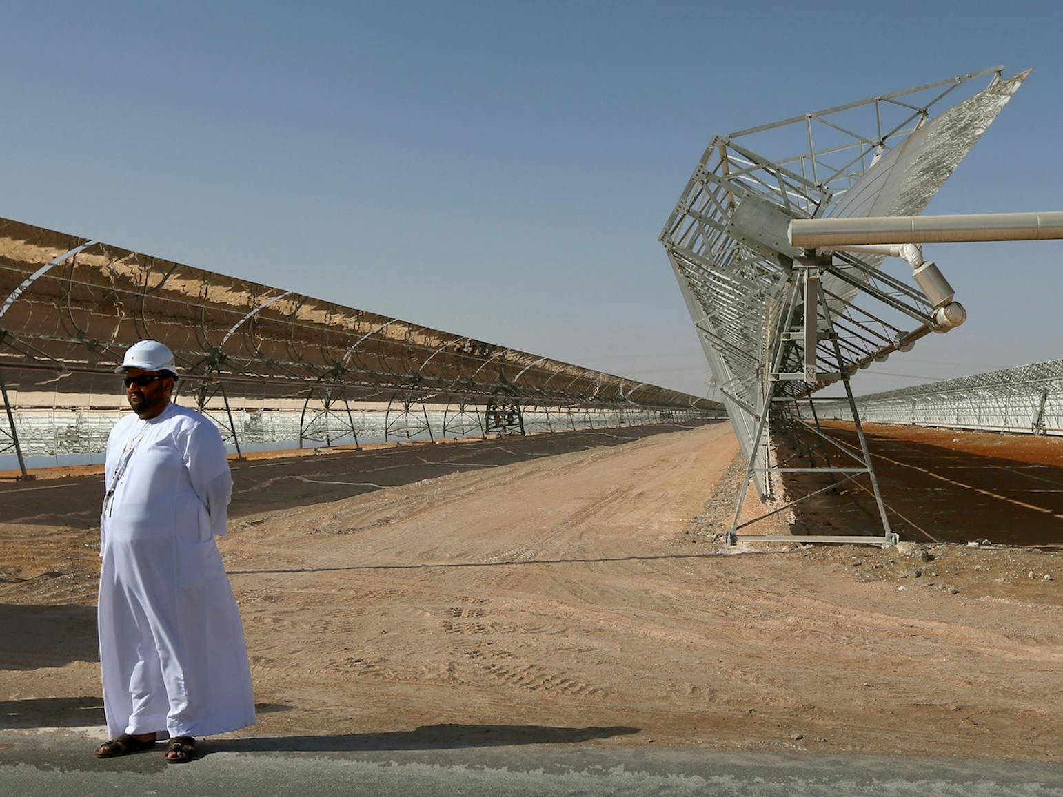 Погода в абу даби сейчас и температура. Солнечная станция Абу Даби. Солнечная электростанция Noor Abu Dhabi. Опреснительный завод в Абу Даби. Фотосессия на Соленом озере в Абу Даби.