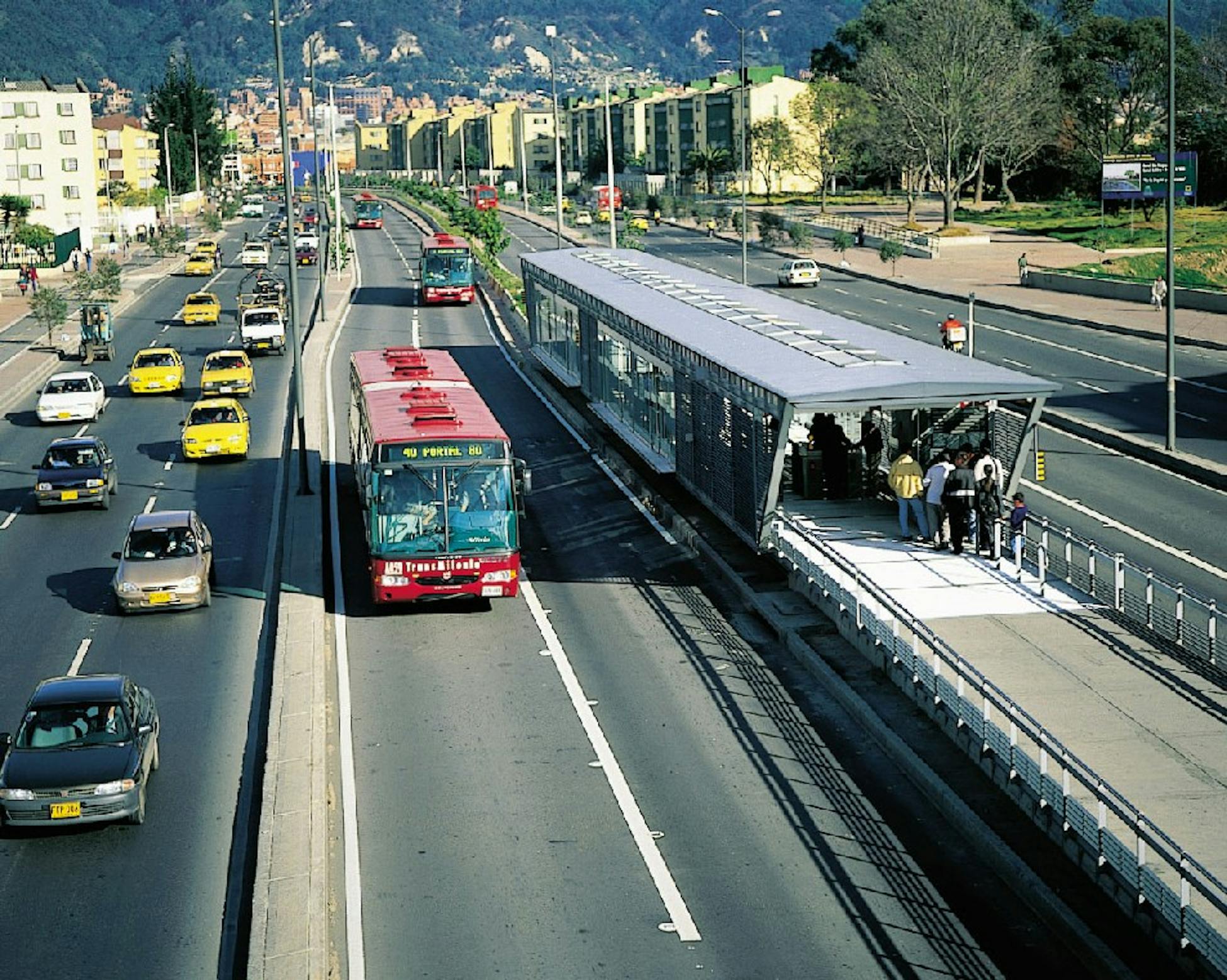 В общественном центре городов транспорт. Богота метробус. Transmilenio Богота. Метробус Колумбия. Метробус Бразилия.
