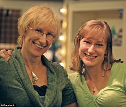 Amber Long (right) with her mother. Image via OneNewsPage.