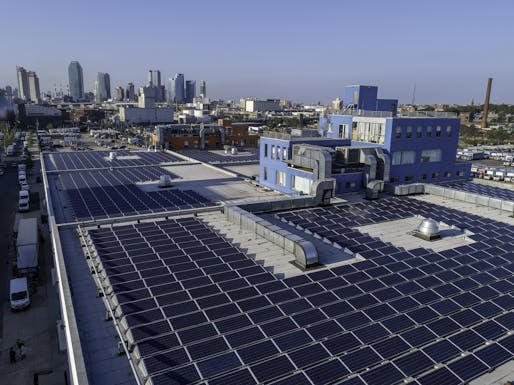 A rooftop solar panel installation near Long Island City, Queens. Image courtesy Wikimedia Commons user EY418 (CC BY-SA 4.0)