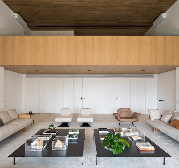 The 670 m² duplex apartment, located in São Paulo, has a cozy atmosphere
