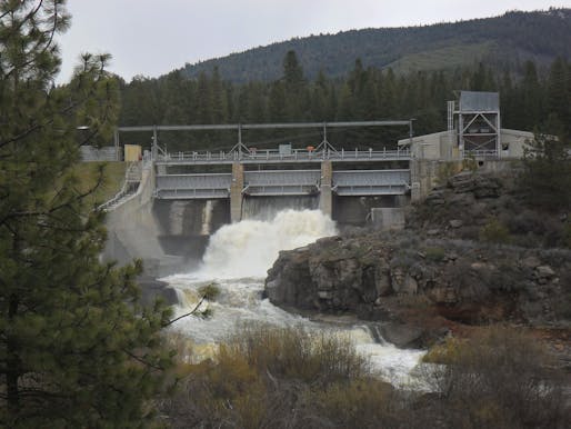 Image of the John C. Boyle Dam, one of four dams set for teardown. Image <a href="https://commons.wikimedia.org/wiki/File:John_C_Boyle_Dam_Gates_Open.JPG">© Bob J Galindo via Wikipedia Creative Commons (CC BY-SA 3.0)</a>.