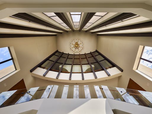 Upward view inside the National Presbyterian Church. Image © Alan Karchmer/Courtesy of Beyer Blinder Belle 