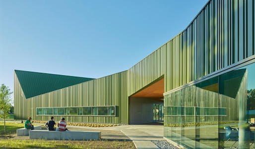The Art and Administrative building at Thaden School in Bentonville, Arkansas by Marlon Blackwell Architects, EskewDumezRipple, and Andropogon Associates. Image © Timothy Hursley/Courtesy of Marlon Blackwell Architects.