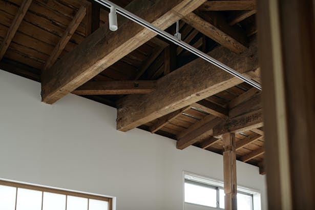 We wanted to show more structure in the 1st floor ceiling. This makes the room feel higher and more spacious