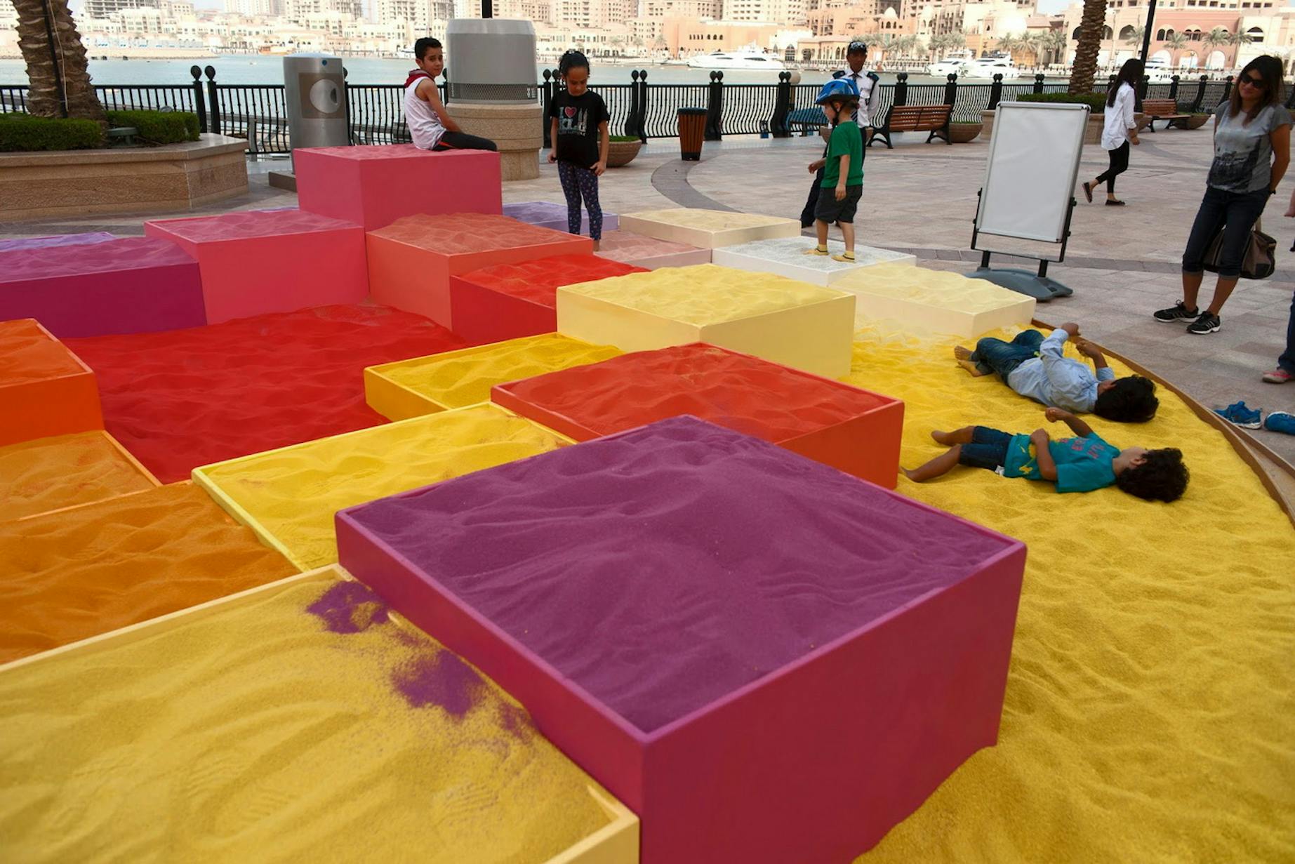 Цветной парк. Песочница с цветным песком. Песок разноцветный для песочницы. Игровая площадка на песке. Цветной песок для детских площадок.