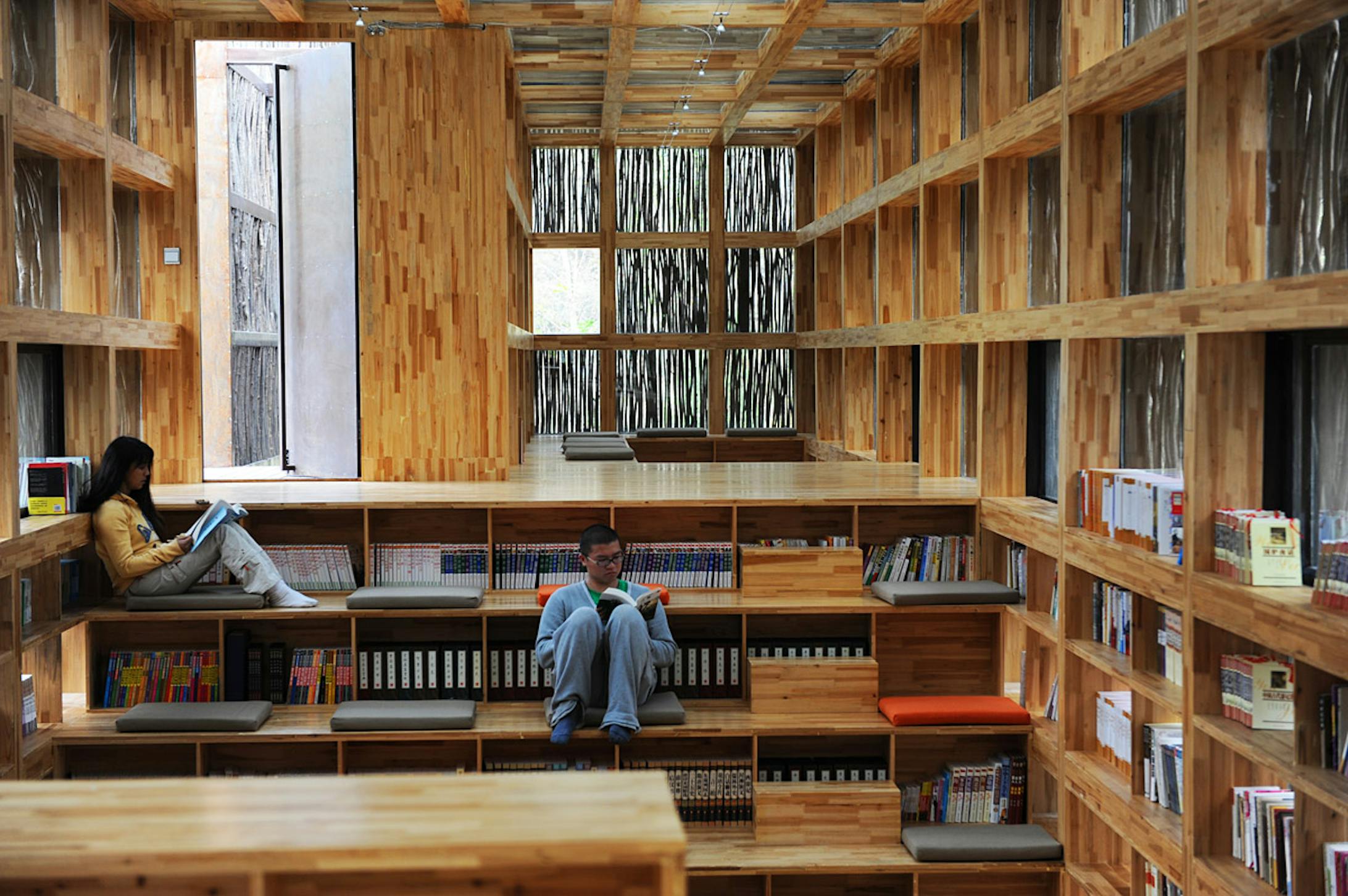 Какая библиотека лучше. Библиотека Лиюань, Пекин. Общественная библиотека Liyuan в Китае. Библиотека Китай архитектура. Читальный зал в библиотеке.