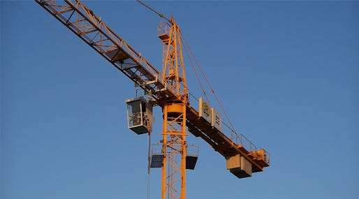 Image: <a href="https://commons.wikimedia.org/wiki/File:Tower_crane,_close-up.jpg">Wikimedia Commons</a>
