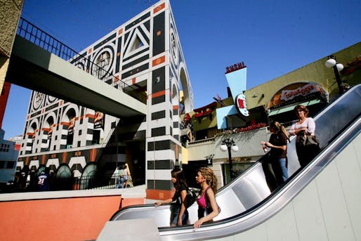 Horton Plaza in San Diego. Image by Sandy Huffaker, Jr. Photography - The Jerde Partnership, Inc/<a href="https://commons.wikimedia.org/wiki/File:Jerde_hortonplaza.jpg#/media/File:Jerde_hortonplaza.jpg">WikipediaCommons</a>