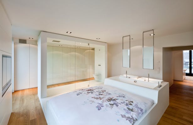 Given the longitudinal character of the apartments, the walls are used only to separate the bathrooms, while the rest of the space is structured by the use of furniture. 