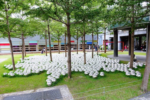 Yayoi Kusama’s Narcissus Garden at the National Taiwan Museum of Fine Arts in Taichung, 2015. Photo: 準建築人手札網站 Forgemind ArchiMedia/<a href="https://www.flickr.com/photos/eager/18763854893/">Flickr</a>