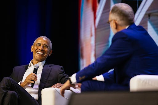 Obama in conversation with AIA President Dan Hart. Image courtesy AIA. 