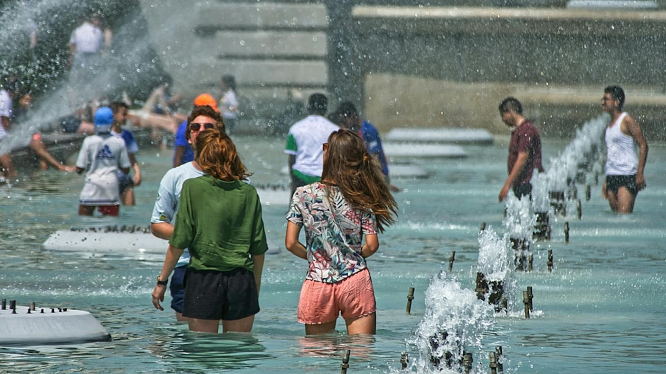 Первая волна жары пришла на пиренейский. Купание. Фонтан. Купаться в фонтане. Люди у фонтана.
