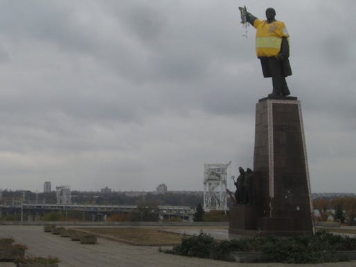 In an effort to remove all Soviet symbols, the biggest remaining Lenin statue in Ukraine was toppled on March 17 in the city of Zaporizhia. (Photo: Owen Hatherley; image via calvertjournal.com)