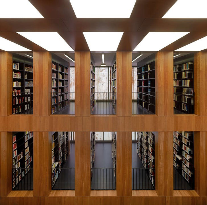 View through the library of the facade (Photo: Stefan Müller)