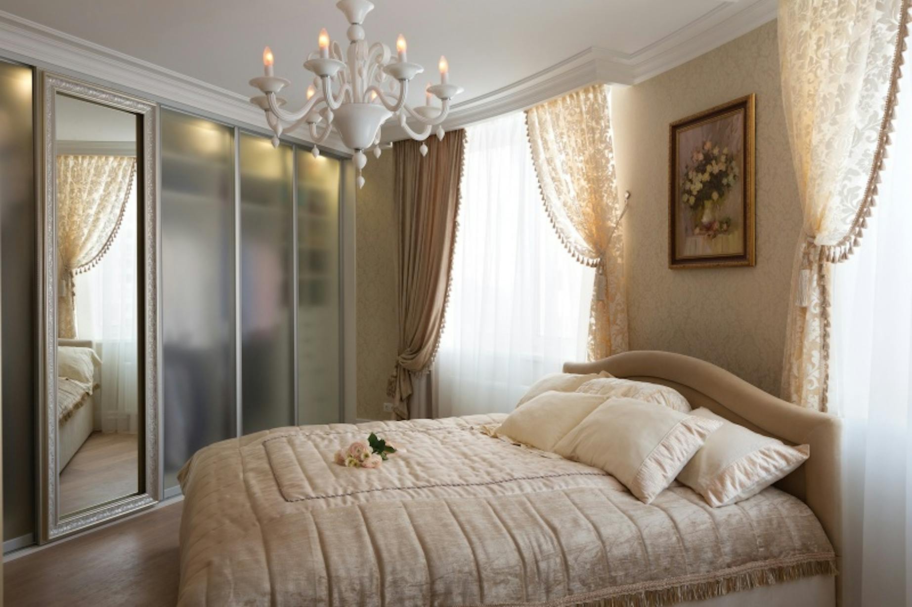 Нельзя ставить кровать напротив зеркала. Спальня французский стиль Люкс Ритц. Дизайн спальни в светлых тонах классический стиль. Зеркало напротив кровати в спальне. Бежевые классические шторы в спальню.