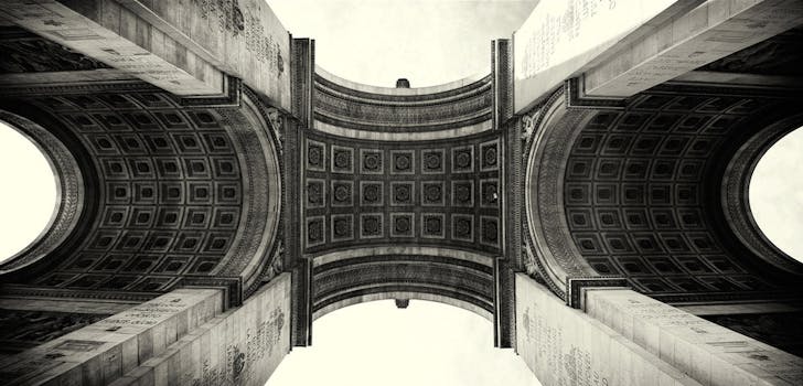 Up lifting arch (Arc de Triomphe, Paris 2011) © Simon Gardiner