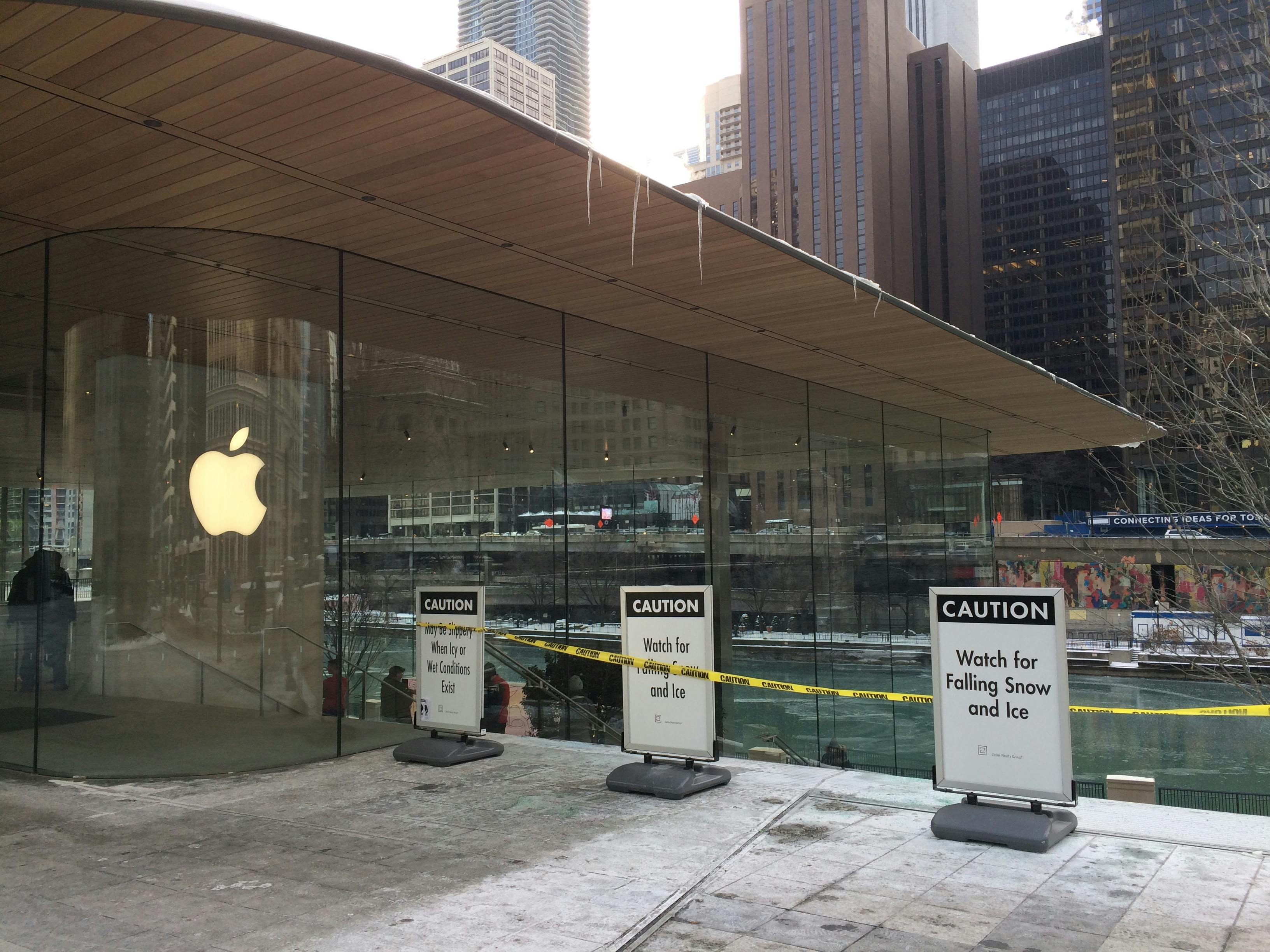 Apple S Design Flaw In Its Acclaimed Chicago Store Creates Hazards