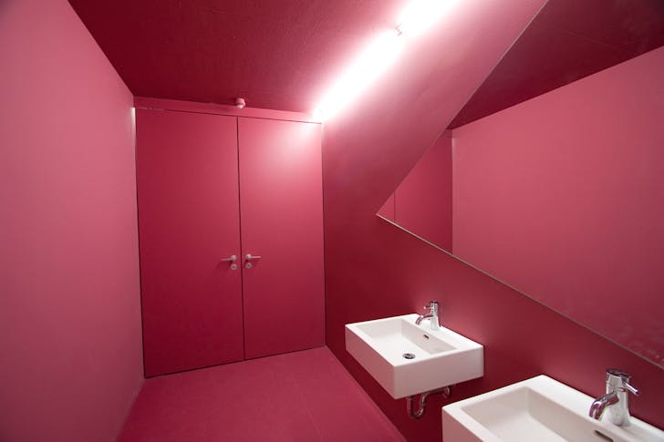 Women's bathroom (Photo: Rupert Asanger)