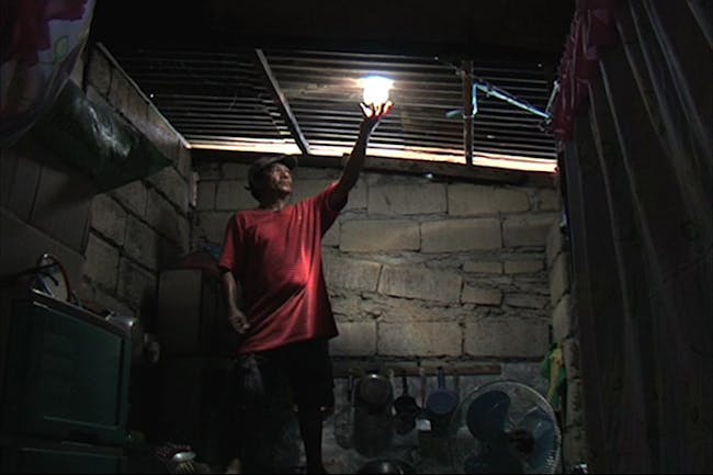 Liter of Light: Solar bottle bulb entrepreneur Mang Demi has already installed more than 10,000 lights in Manila (Photo: Jun de Leon)