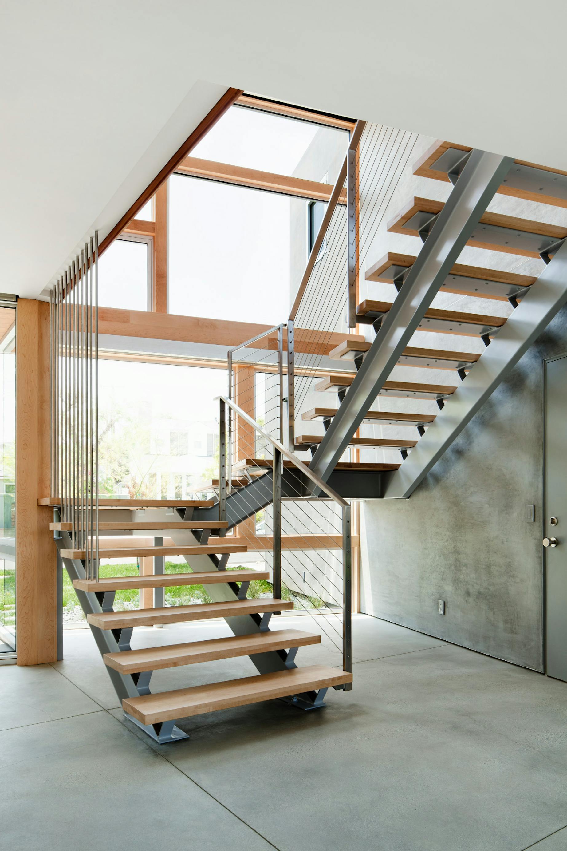 Куплю сходи. Лестница двухмаршевая лофт. Двухмаршевая лестница на косоурах. Двухмаршевая лестница на металлическом каркасе. Лестница в дом на 2 этаж на металлокаркасе.