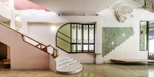 Old and new window connecting the Bar with the Vestibule of Sala Beckett, by Flores & Prats, located in Barcelona. Image: Adrià Goula. 