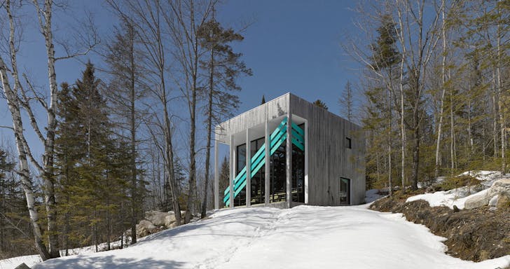 Montreal firm Architecturama has designed a unique cube house located in rural Quebec. The Canadian architects have designed a space with maximum functionality.
